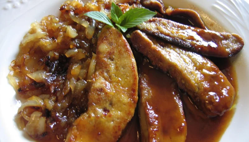 Foie gras aux oignons confits