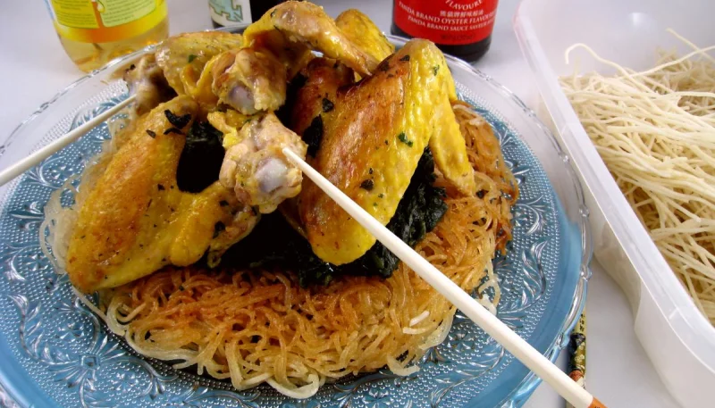 Ailes de poulet aux nouilles croustillantes