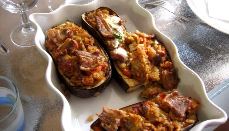 Aubergines farcies et sa sauce au yaourt façon turque