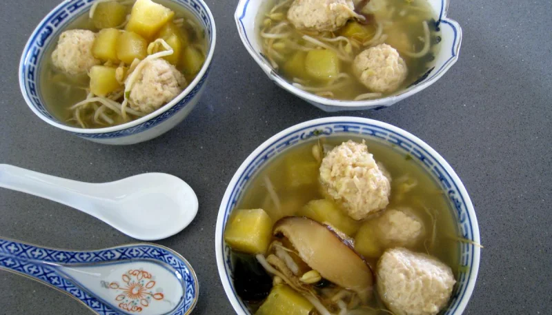 Potage chinois aux boulettes de poulet
