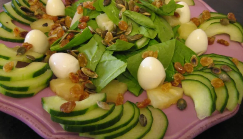 Salade de concombre et oeufs de caille