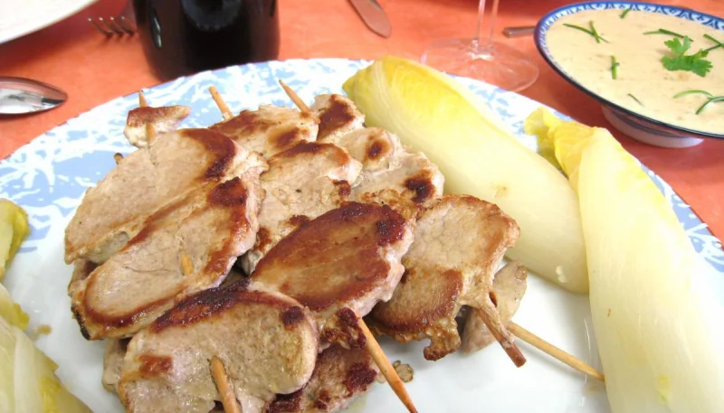 Brochettes de porc aux endives et sa sauce aux noix de cajou
