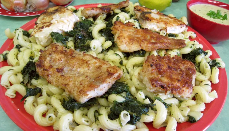 Colin et espadon avec sauce aux fines herbes