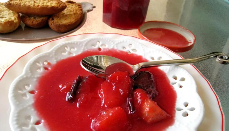Confiture de prunes et de pommes à la crème