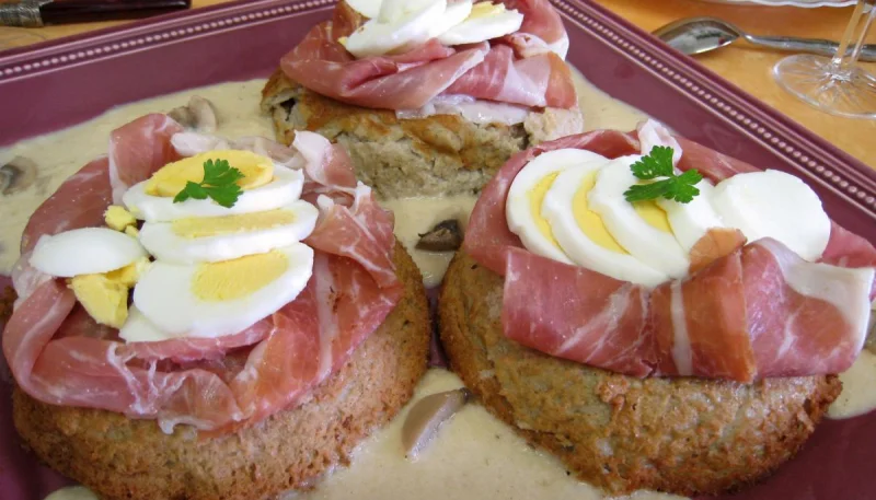 Gâteau de Pâques aux champignons et au jambon de Parme