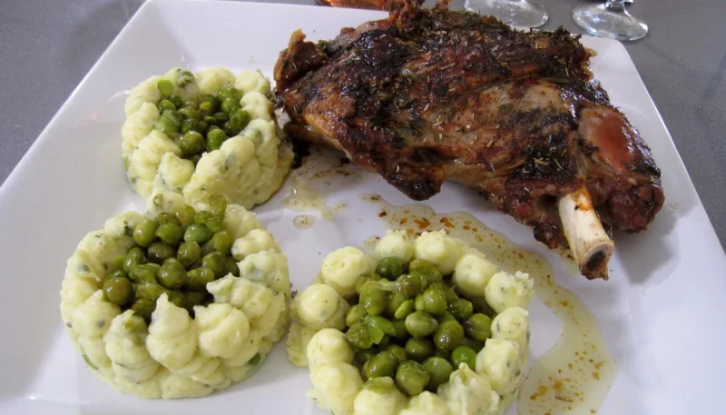 Epaule d'agneau et son nid de petits pois