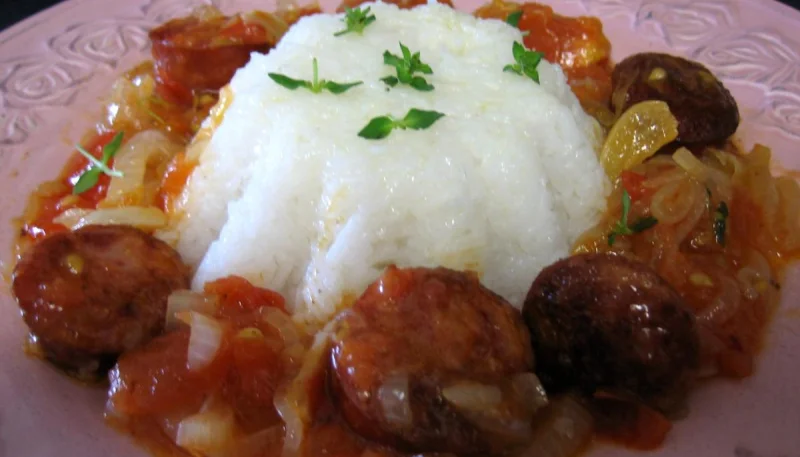 Rougail de saucisses fumées à la réunionnaise