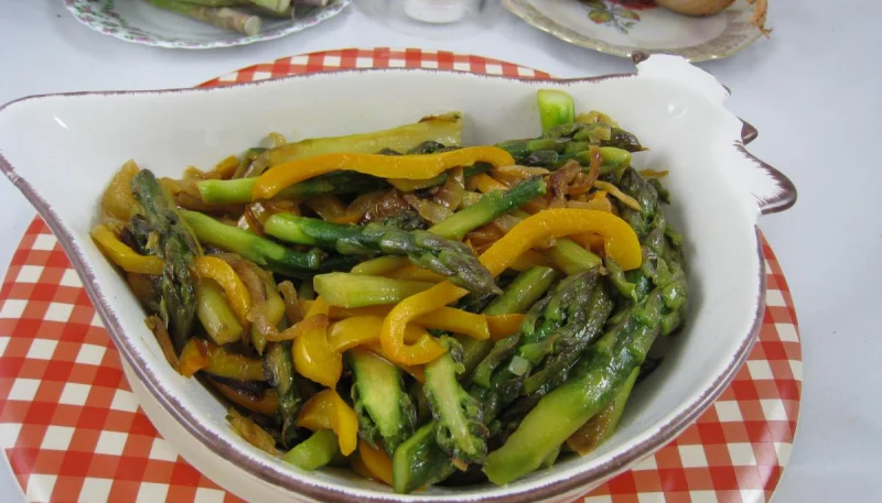 Sauté d'asperges aux oignons et poivron