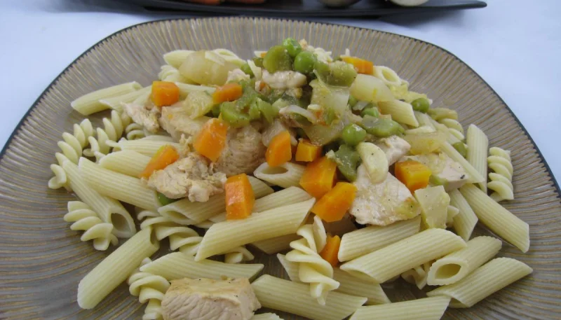 Pâtes complètes aux carottes et légumes pour diabétiques