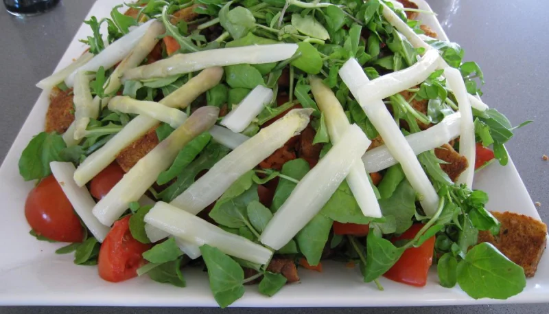 Salade d'asperges et crudités