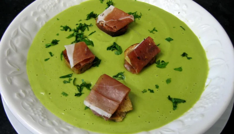 Soupe froide aux petits pois