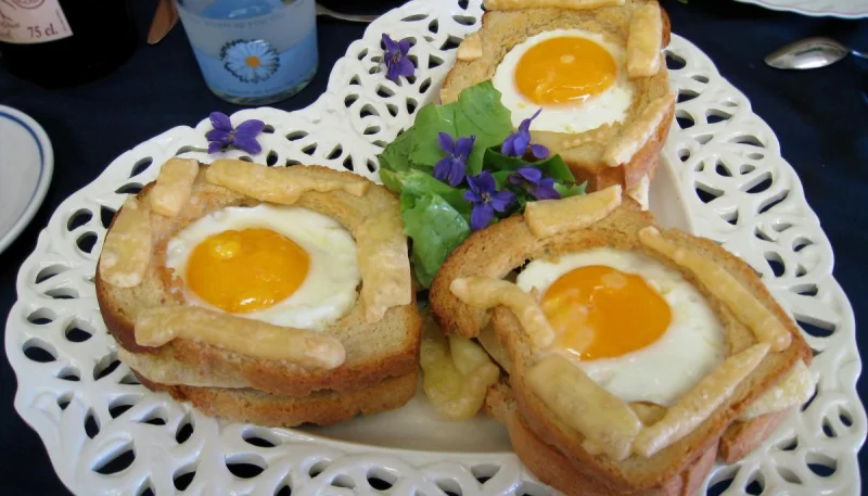 Tartines à l'oeuf et au gruyère