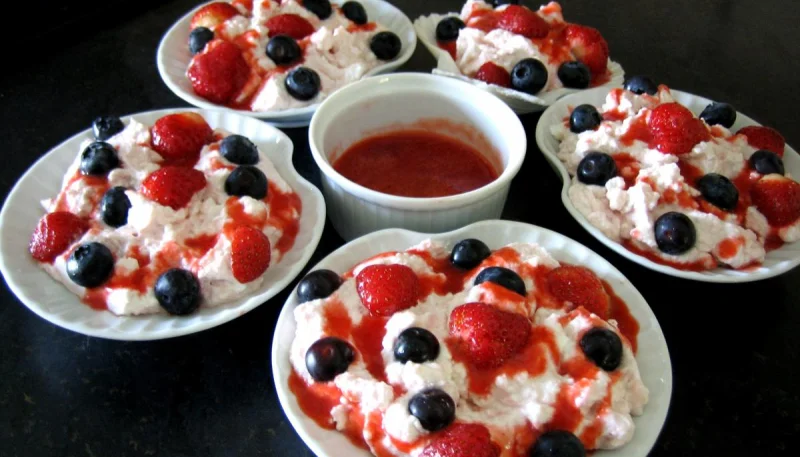 Mousse aux fraises et aux myrtilles