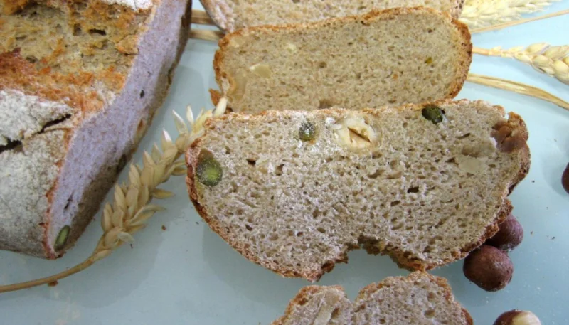 Pain de méteil aux pistaches et aux noisettes