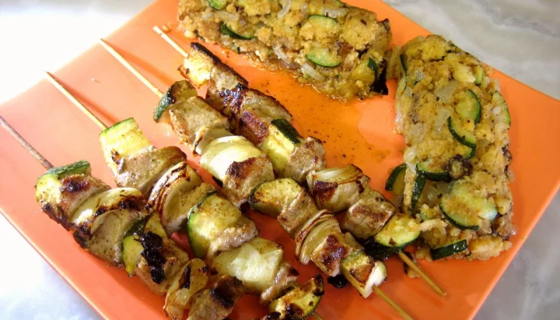 Brochettes de porc à la polenta