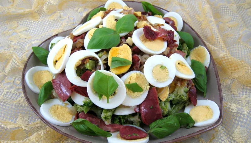 Brocolis aux oeufs en salade