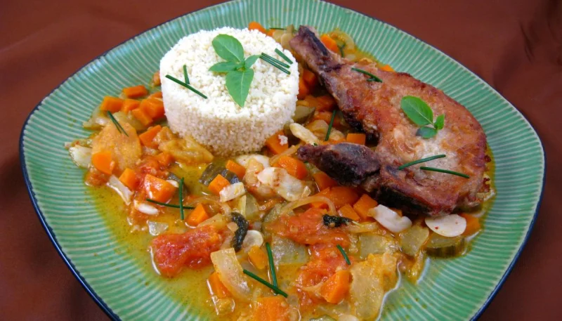 Côtes de porc et son sauté de tomates
