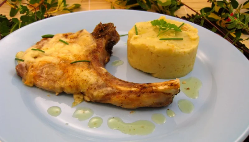 Côtes de porc et sa purée d'aubergines