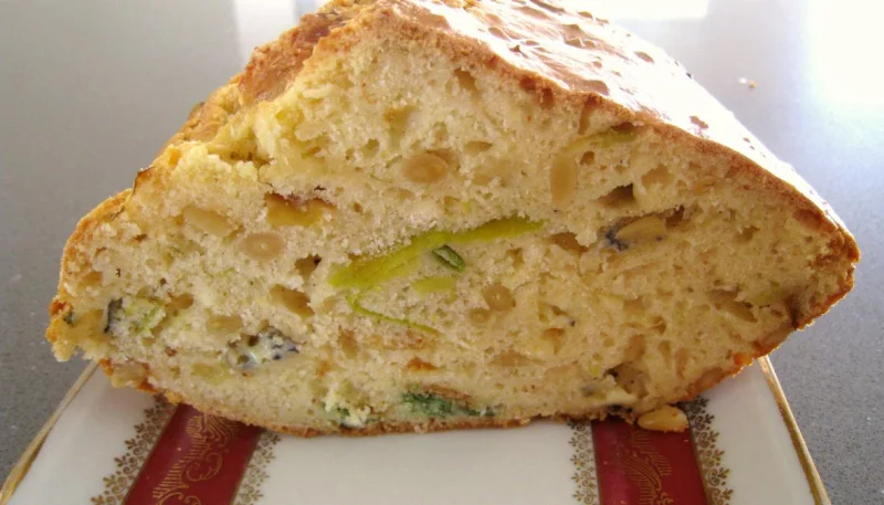 Cake aux pignons et aux poireaux