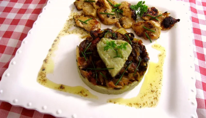 Purée d'aubergines et confit d'oignons et de tomates