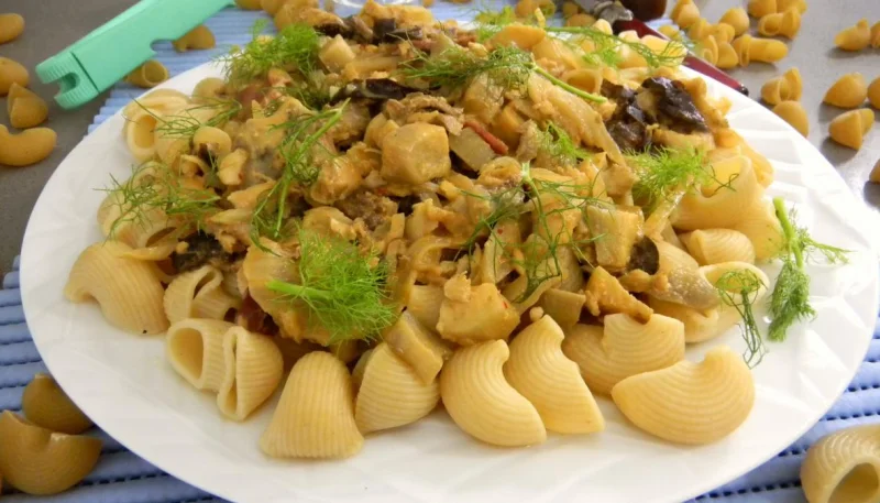 Lieu noir sauté aux pâtes et aux légumes