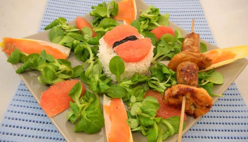 Salade de truite fumée et sa brochette de viandes