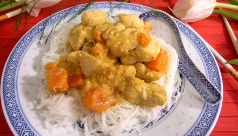 Poulet à la noix de coco et aux vermicelles