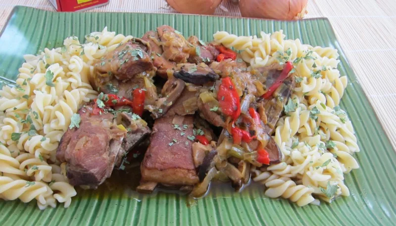 Agneau à la bière et aux pâtes fusilli