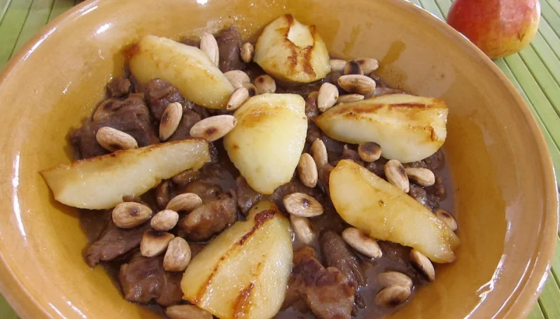 Epaule d'agneau aux poires et à la cannelle