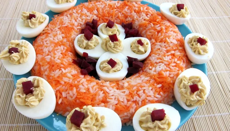 Oeufs au foie gras et sa couronne riz et carottes