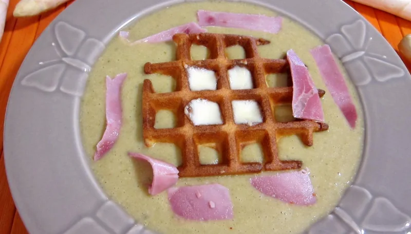 Mâche en velouté et sa gaufrette à la mozzarella