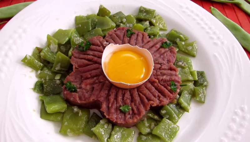 Tartare de boeuf aux haricots plats