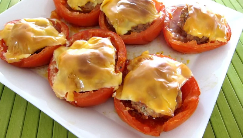 Tomates farcies chipolatas et merguez