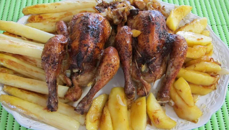 Coquelets au miel et aux pommes caramélisées et aux asperges