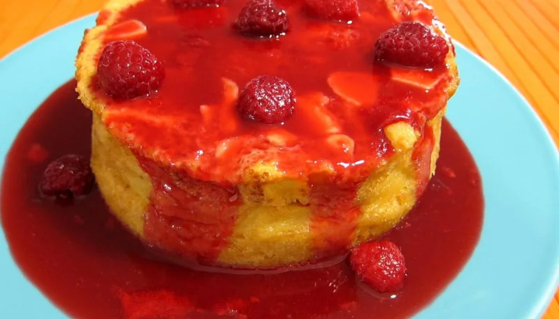 Pudding aux pommes et son coulis de framboises