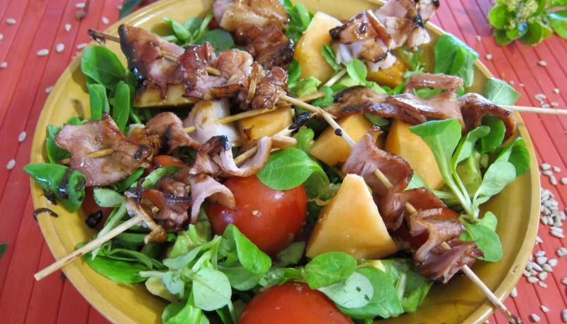 Mâche en salade et ses brochettes de jambon