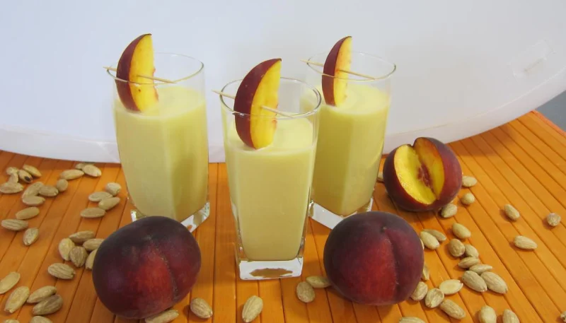 Cocktail de lait d'amandes aux pêches