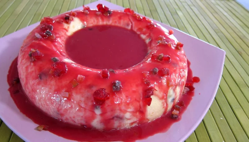 Gâteau de semoule au coulis de framboises