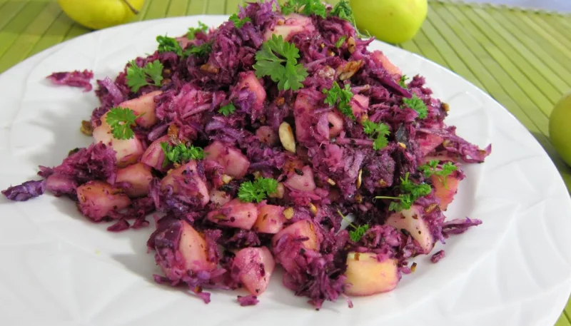Chou rouge aux pommes et crudités