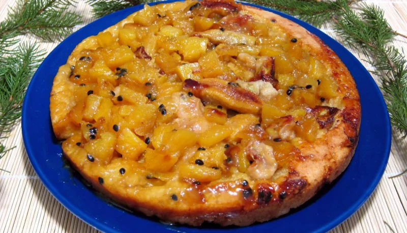 Tatin à l'ananas, fruit de la passion et bananes