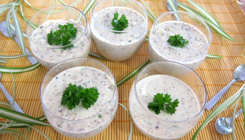 Panna cotta au chèvre et aux noisettes
