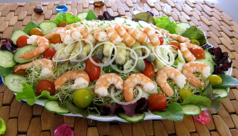 Couscous, légumes, fines herbes et gambas