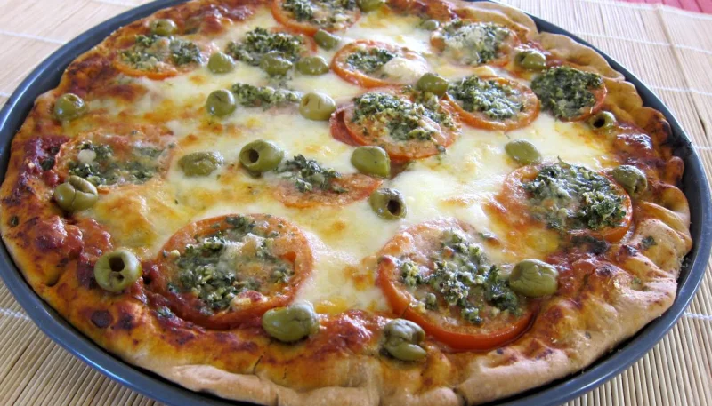 Pizza à la laitue et mozzarella