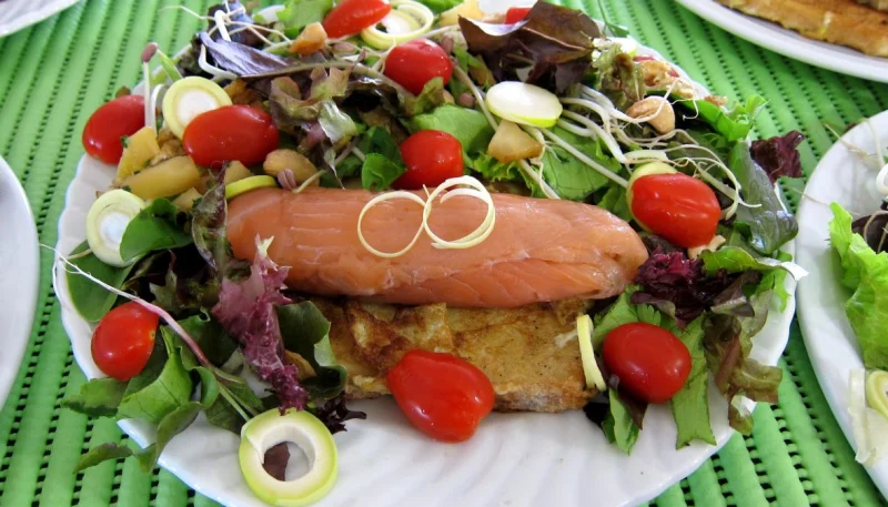 Roulades de saumon fumé et sa salade