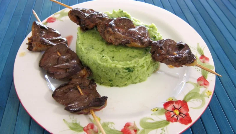 Laitue et pommes de terre en purée et ses coeurs de canard
