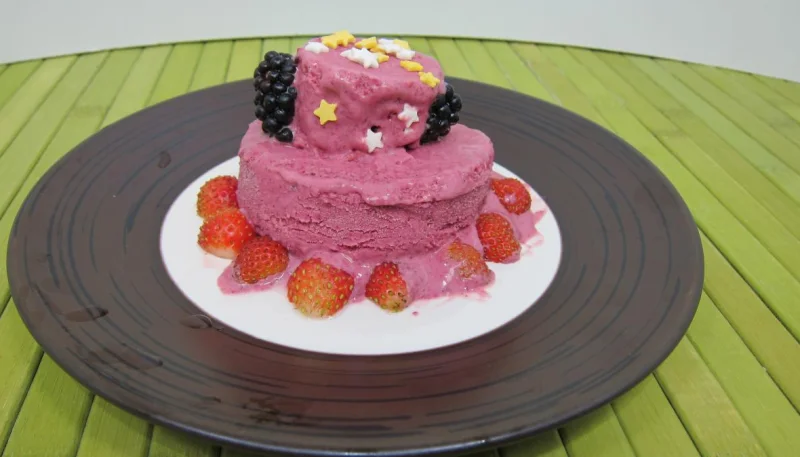 Glace aux noisettes et fruits rouges