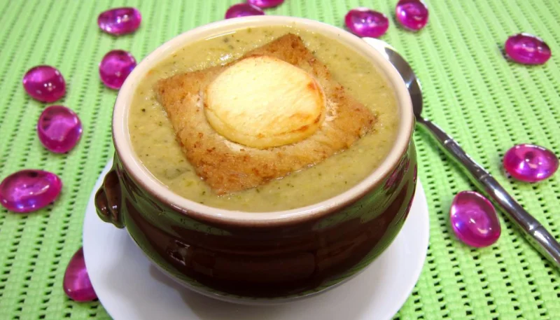 Velouté de courgette au chèvre chaud