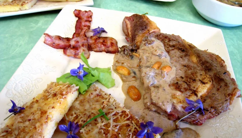 Entrecôtes croustillantes et sa sauce aux cacahuètes