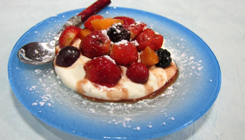 Fruits rouges et fruits d'été aux petits suisses