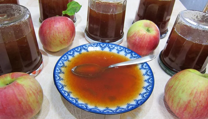 Gelée de pommes à la rhubarbe